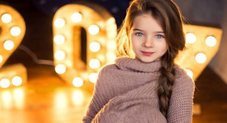 Easy DIY Christmas hairstyles for your baby girl