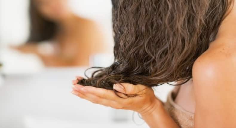 Tips to detangle both straight and curly hair easily