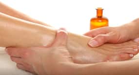 Step by step guide to massage your feet with oil