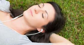 Here's why you should listen to music before bedtime