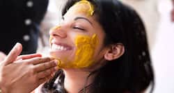 हल्दी से ऐसे पाएं मुंहासे और पिंपल्स से राहत