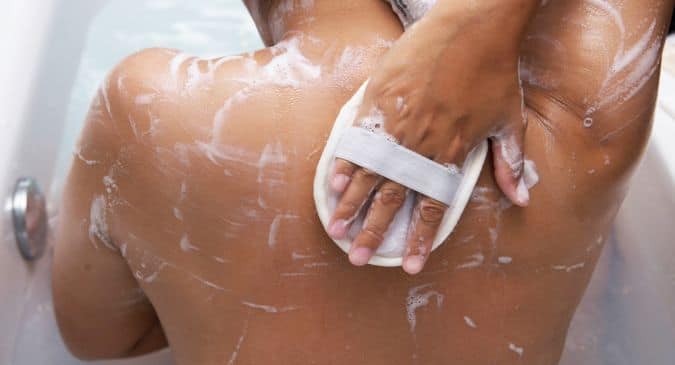 5 easy ways to clean your back to get rid of dirt | TheHealthSite.com