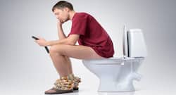 Mobile phone, makeup products+ 3 other things that you should never carry to your washroom