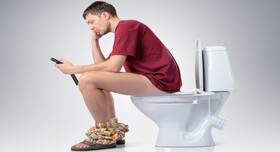 Mobile phone, makeup products+ 3 other things that you should never carry to your washroom