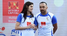 Neerja Birla and Rahul Bose cycle with 2500 Mumbaikars to create awareness about mental health