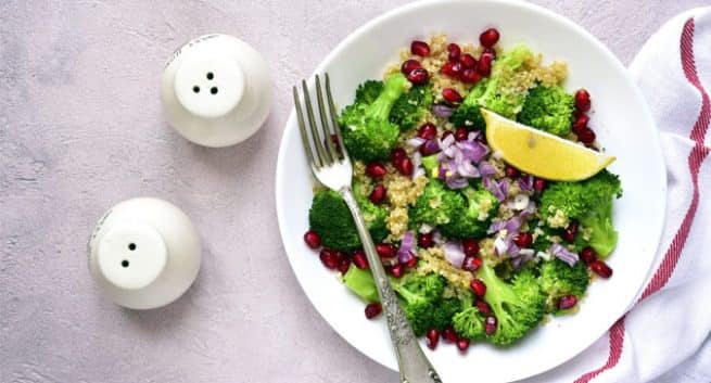Quinoa-salad-with-red-onion,-broccoli-and-pomegranate (1)