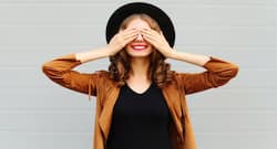 Thumbprint eyeliner: a new eye makeup trend that is taking the beauty world by storm