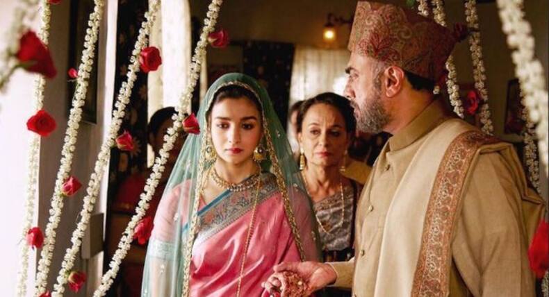 शादी का लहंगा खरीदना है? तो ये 4 बॉलीवुड फ़िल्म एक्ट्रेसेस कर सकती हैं आपकी मदद!