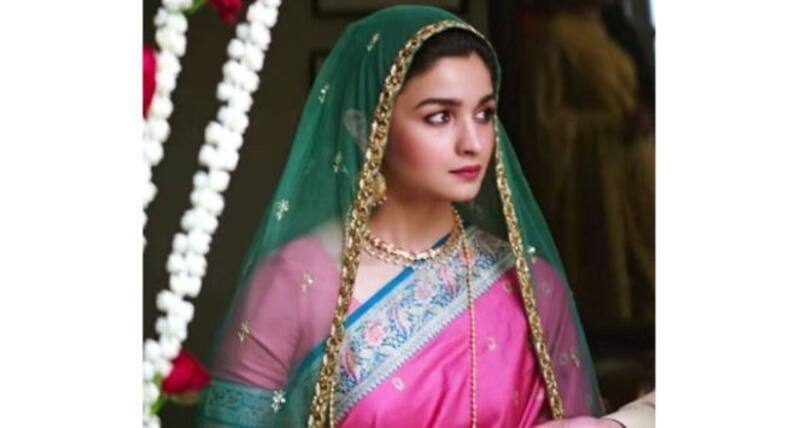 शादी का लहंगा खरीदना है? तो ये 4 बॉलीवुड फ़िल्म एक्ट्रेसेस कर सकती हैं आपकी मदद!