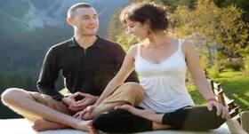Yoga and relationship : संबंध बनाने हैं बेहतर तो रोज करें योग