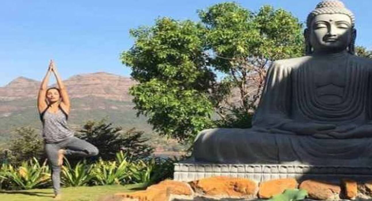 Yoga and relationship : संबंध बनाने हैं बेहतर तो रोज करें योग