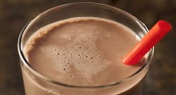 रोजाना एक्सरसाइज के बाद क्या पीते हैं ? जानें, चॉकलेट मिल्क बेहतर है या स्पोर्ट्स ड्रिंक