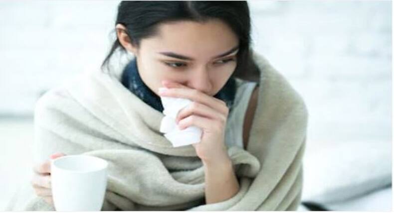 क्या रात में केला खाना सही है, जानें