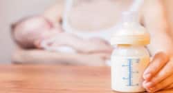 बेबी के लिए क्‍या है बेहतर ब्रेस्टफीडिंग या फार्मूला फीड ?