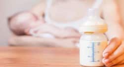 बेबी के लिए क्‍या है बेहतर ब्रेस्टफीडिंग या फार्मूला फीड ?