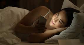 Do you go to bed with your smartphone? Here is how it can help you sleep better