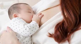 फीड लेते हुए सो जाता है बेबी ? ये हो सकती है वजह