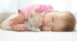 बच्चे की तस्वीरें सोशल मीडिया पर शेयर करना हो सकता है खतरनाक! क्या आपको भी है यह आदत?