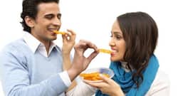 खाना खाने के बाद मिठाई की बजाय खाएं ये 4 मीठी चीज़ें