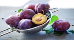 आलूबुखारा के ये 7 फायदे जानकर जरूर कर देंगे खाना शुरू