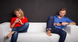 4 ways by which social media can ruin your relationship