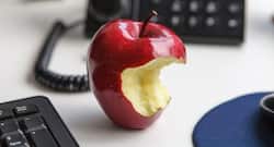 इन तीन परेशानियों के हैं शिकार तो भूलकर भी न खाएं सेब, हो सकता है साइड इफेक्ट