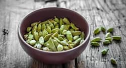 ठंडी या गर्म कैसी होती है इलायची की तासीर? जानें इसके  लाभ  
