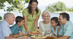 फैमिली के साथ खाना हो बाहर, तो इन बातों का जरूर रखें ध्यान