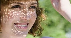 ज़रा देर भी धूप में रहने से झुलस जाती है त्वचा? तो हो सकती ये वजहें!