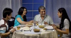 Teenagers can develop healthy eating habits from family dinners