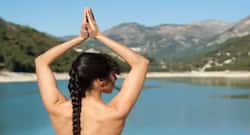 एक आसन हर रोज : खुद से प्यार करना सिखाता है न्यूड योगा