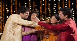 दिवाली की मस्ती में मिठाइयां जरा संभलकर ही खाएं वरना बिगड़ सकती है सेहत