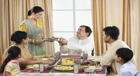 डिनर टेबल पर जब साथ खाएंगे बच्चे तो रहेंगे हेल्दी, जानें कैसे