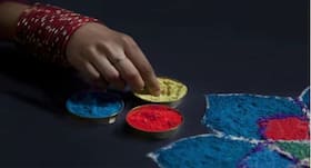 दिवाली 2018 : घर को खूबसूरत बनाने के साथ-साथ सेहत भी बनाती है रंगोली दिवाली 2018 : घर को खूबसूरत बनाने के साथ-साथ सेहत भी बनाती है रंगोली