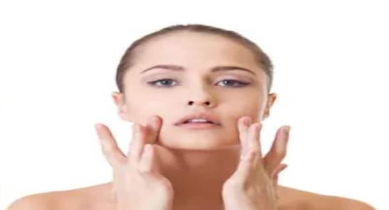 चेहरे पर दिखने लगी है थकान, तो मसाज में शामिल करें ये स्टेप्स