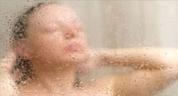 आप भी गर्म पानी से नहाती हैं ? आपके चेहरे की स्किन पर हो रहा है ये असर