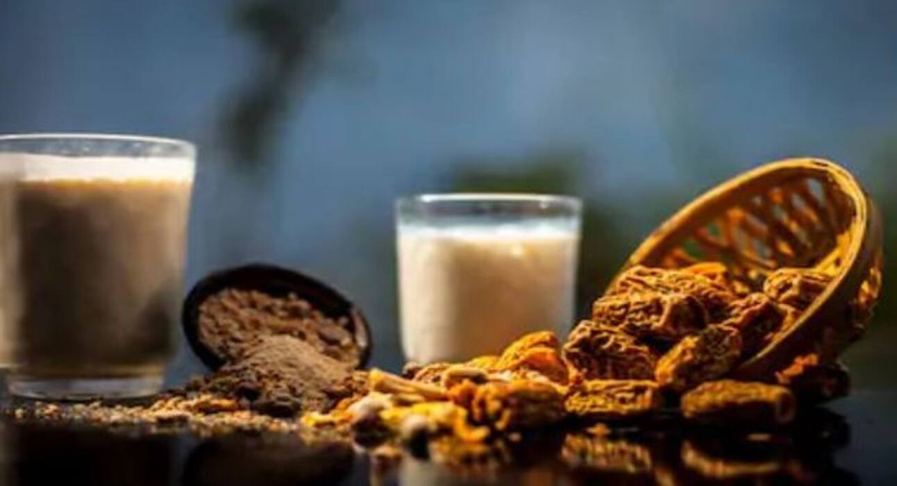 देर रात ठंड में लौटते हैं घर, तो दूध के साथ लें छुहारा, नहीं लगेगी ठंड