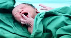 गर्भवती महिला ने फंदे पर लटके हुए दिया बच्चे को जन्म