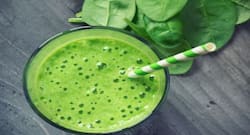 पालक का अधिक से अधिक लाभ पाने के लिए, पिएं दूध और पालक से बनी स्मूदी