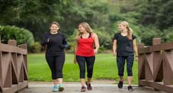 स्तन कैंसर से भी बचाता है पैदल चलना, जानें इसके और भी लाभ