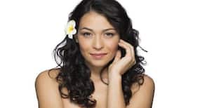 Follow these simple hacks to manage wavy hair