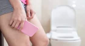 क्‍या आप भी टॉयलेट में साथ ले जाते हैं मोबाइल फोन, तो जान लें इसके खतरे  