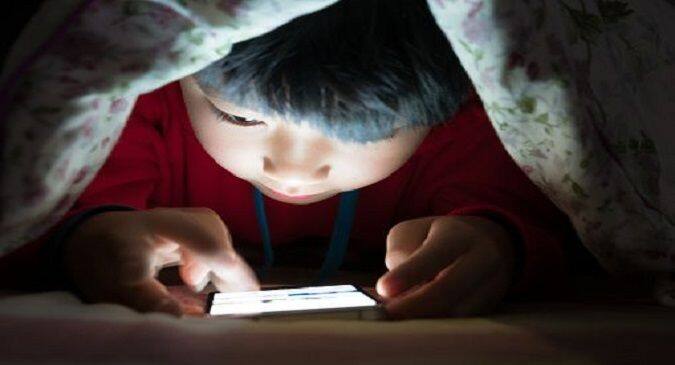 Screen time before bedtime may not harm teenagers: Study