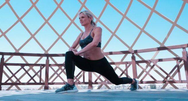 How does stretching help in hunger control