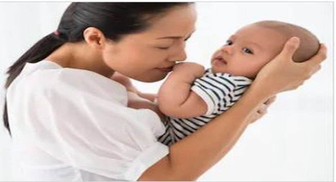 गर्मी में शिशु की देखभाल करने के लिए अपनाएं ये टिप्स