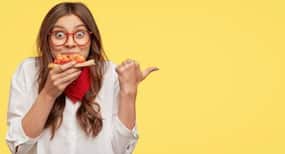 Health Risks of Eating Too Fast: जल्दी-जल्दी खाना खाने से वजन बढ़ता है और होती हैं ये 4 बीमारियां Health Risks of Eating Too Fast: जल्दी-जल्दी खाना खाने से वजन बढ़ता है और होती हैं ये 4 बीमारियां