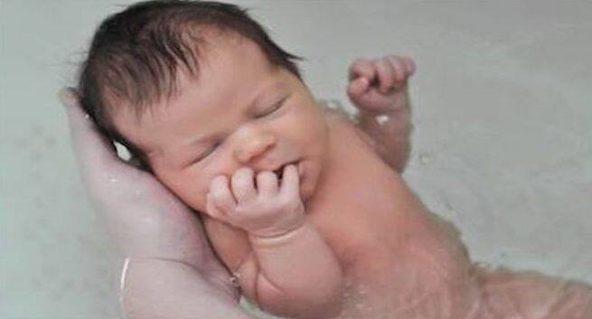 water birth, water birth delivery, water birth delivery benefits