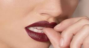 Nail biting : नाखून चबाने की आदत है सेहत के लिए खतरनाक