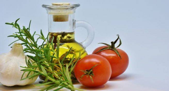 Use this way tomatoes to remove dandruff in Hindi