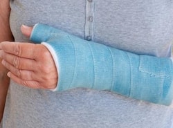 ऑस्टियोपोरोसिस है तो कभी भी हो सकता है फ्रैक्चर, जानें इसके लक्षण और दूर करने के तरीके